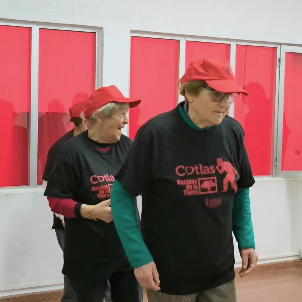 Dos participantes sonriendo durante el taller de envejecimiento activo de Nacidos de la Tierra y Cotlas