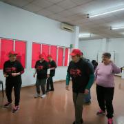 Grupo de personas mayores participando en la dinámica de baile del taller de Hip Hop