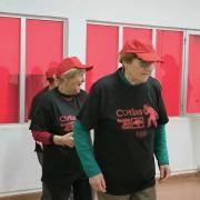 Dos participantes sonriendo durante el taller de envejecimiento activo de Nacidos de la Tierra y Cotlas